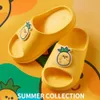 Kinder Hausschuhe für Jungen Mädchen Sommer Kinder Strand Schuhe Rutschfeste Nette Obst Rutschen Kleinkind Weiche Indoor Badezimmer Sandalen qq309 210712