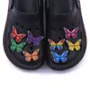 1 pcs adorável desenho animado borboleta colorida sapatos charme croc jibz decoração acessórios clogs praia sapato encantos fivela q0618