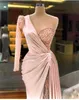 2021 Abiti da sera arabi rosa cipria indossano sirena una spalla illusione applicazioni di pizzo perline di cristallo spacco laterale abiti da ballo formale abito da festa manica lunga