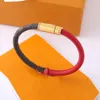 Fyra titanstål läder armband par armband mode trendbrev armband högkvalitativ guldpläterad armband smycken su290s
