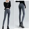 Höst jeans kvinnor höga midja täta penna byxor knapp mjukt ljusblå denim jeans grå streetwear byxor pantalon 10834 210528