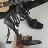 Con scatola Classici Scarpe da donna Sandali Moda Scarpe eleganti da spiaggia Sandali da donna con alfabeto Pelle Fasciatura in pelle lucida Tacco avvolgente Scarpe con tacco alto Scivoli