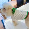 Vêtements de chien Puppy Cat Pull Cat Manteau d'hiver Designer Dog Vêtements Soft Hollow Bowknot Bouton Décor Pull Pullover pour chiens Poodles Sherena Français Bulldog Khaki S A246