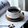 ヨーロッパのインススタイルの小さいセラミックコーヒーマグカップル絶縁パッド大理石パターンカップソーサーの木製カバーセット