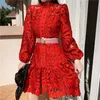 Wiosna Nowy Retro Totem Hollow Out Haft Puff Sleeve Koronkowa Dress Australijski Trendy Przycisk Deco Krótka sukienka z pasem