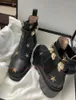 Femmes Designer Bottes Broderie Abeille Martin Desert Boot Flamants Roses Amour Flèche Médaille En Cuir Grossier Antidérapant Chaussures D'hiver Taille US5-11 Haute Qualité