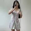Korejpaaの女性のドレス韓国のファッションシックな夏染めたプリントスクエアカラープリーツウエストシングル胸バブルスリーブドレス210526