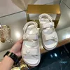 2021 verão moda luxo sandálias planas femininas cristal pele de bezerro dedo do pé aberto fivela de pérola casual sapatos de sola grossa tamanho 35-41 2021