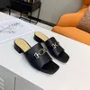 2023 Designer Karree Hausschuhe Luxus Metall Sandalen Sommer Offene rutschfeste Lammfellschuhe Allgleiches Flip Flop Stylist Schuhabsatz 3CM Mit Box