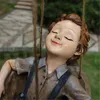 Oggetti decorativi Figurine Cartoon Swing Boy Statua Resina dipinta Artigianato Paesaggio esterno Appeso Ornamento per la casa Giardino Cortile De