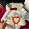 Mulheres tênis Rhyton Beige Trainers Sapato de luxo vintage Chaussures Red Apple Mouth e National Flag Dad Dads Sapatos Ladies Sneaker Women Designer 319