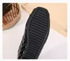 뜨거운 판매 2021 여성 싱글 신발 패션 럭셔리 라운드 헤드 신발 브랜드 고품질 모카카인 플랫 캐주얼 신발 크기 35 ~ 42 2021