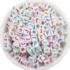 500pc / lot 6 mm Couleurs de mélange carré espaceur de charme de charme perle en acrylique lettres alphabet trou 3,6 mm pour le collier de bracelet