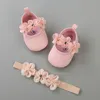 ヘッドバンドの綿の柔らかい唯一の花の靴が生まれたばかりの赤ちゃんの女の子のためのセット洗礼ベッドシューズバプテスマゆるい象牙の最初の歩行者210312