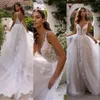 2021 Sexig Bohemian Country Beach A Line Wedding Dresses Brudklänningar Champagne Spaghetti Straps Keyhole Lace Applicques Tulle Ruffles Open Back Boho Garden Plus Plus