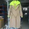 [EWQ] Dopasowanie kolorów jesień z kapturem płaszcz Koreański khaki długi żeński trenchcoat płaszcz sprzedać odzież 211012
