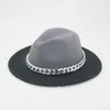 Szerokie grzbiet czapki fedoras damskie gradient gradient kolor czerwony niebieski panama łańcuch zewnętrzny męski mężczyzna Feled Jazz Cap Wedding Sombreros de Mujer