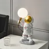 Yaratıcı Astronot LED Masa Lambası 3D Baskı R Abajur Modern Kişilik Oturma Odası Yatak Odası Sanat Dekor Reçine Masası Işıkları