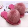 Päls pom kvinnor tofflor nya designers bär koreanska mode fluffiga glider hem anti slip tjock botten bomull damer hus skor q0523