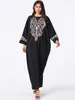 9096 waardige en comfortabele Arabische grote damesjurk zwart geborduurde vleermuis mouw knop casual jurk
