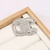 Sławny Złoto C Luxurys Desingers Broszka Kobiety Rhinestone Letters Design Brooches Garnitur Pin Moda Biżuteria Odzież Dekoracja Wysokiej Jakości Akcesoria