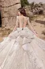 Designer Ball Gown Bröllopsklänningar med Långärmade Scoop Neck Lace Applique Tiered Kjol Kapell Tåg täckt Knapp Bröllopsklänning Vestido