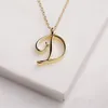 Pequeno cursivo 26 colar de letra maiúscula Nome do parceiro único alfabeto inicial A-j charme swirl monogram