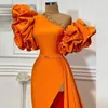 Orange One Shoulder Prom Klänningar 2021 Sommarpuff Korta ärmar Sexiga Sidans Slit Kvällsklänning Billiga Satin Cocktail Party Gowns