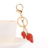 Portachiavi 5 Pcs 2021 Carino Smalto Rosso Pianta Fragola Portachiavi Regali Creativi Donne Borsa Charms Portachiavi Anelli Fibbia Titolare Catena