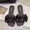 Hausschuhe Seide Bowknot Retro Weinrot Damen Frauen Mode Designer Sommer Flache Rutschen Für Haus Haus Sexy Strand Schuhe