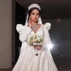 Abiti da sposa vintage taglie forti in raso A Line Abiti da sposa maniche lunghe scollo a V cappella treno abito da sposa su misura