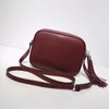 Bolsa de maquiagem de couro de alta qualidade Bolsa de zíper 21 cm Bolsa de portabilidade Senhoras Acessórias clássicas de borla Clutch de couro Enviar caixa 30285Y