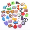 Accessoires porte-bonheur, cadeaux pour enfants, chaussures de créateur, sandales, décoration, vente en gros d'usine