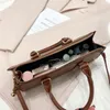 Avslappnad lång bärbar enkel axelväska kaffe fransk stickväska dammode textur avancerad retrostil dragkedja handväska