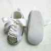 Bling nouveau-né personnalisé pour l'acheteur à la main infantile arc de baptême magnifique paillettes fabuleux sapatos étincelle bébé premiers marcheurs 210312