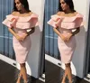 Neue Blush Rosa Mantel Homecoming Kleider aus Schulter Ruhniert Rüschen Knielangen Cocktailkleider Kurze Prom Kleid Party Kleider