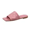 Hausschuhe Schuhe Frau 2021 Karree Für Schwimmbad Niedrig Flach Luxus Rutschen Pantofle Gummi Flip-Flops Strand Flache Designer