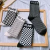 4Color Letters Brodery Print Checkerboard Stripe Decorations Unisex Cotton Socks Winter Designer Casual Sport Breatble Sticke Stocking