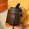 Premium-Retro-Kosmetiktasche in Braun. Fass-Mini-Umhängetaschen aus Premium-Leder mit klassischem Druck und Reißverschluss. Designer-Modehandtasche