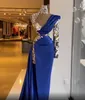 2023 Arabiska promklänningar Aso Ebi Lyxiga pärlor Kristaller Royal Blue Illusion High Neck Afton Dress Mantera en axel delad M286R