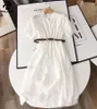 短いエレガントな白いドレス