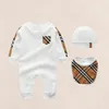 Högkvalitativ mode Nyfödd jumpsuits Spädbarn Baby Boys and Girls Romper Designer Kläder 100% Cotton Kids Luxury Rompers Hat Bibbs 3 -stycken Set