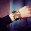 腕時計女性の男性の長方形のダイヤルカジュアルな時計2021レザーストラップクォーツ時計恋人ファッションカップル女性のドレス時計
