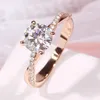 Pierścionki ślubne 18K Rose Gold Jewelry Pierścień biżuterii dla kobiet drobnoziarniste mejr bizuteria de biały kamień diamentów z poduszką cyrkonową anel