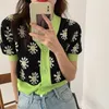 Korjpaa Kvinnor T-shirt Sommar Koreanska Chic Retro Western Style V-Neck Hit Färg Tre Knappar Lösa Vild Kort Daisy Sweater 210526