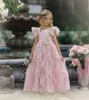 淡いピンクのビーズのボヘミアの花の女の子のドレスの結婚式の背中のない幼児のページェントのガウンチュールフロアの長さの最初の聖体拝領のドレス