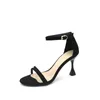 Südkorea 2021 neue Sandalen weibliche Stiletto Sommer Wort Gürtel Sandalen runden Kopf Gummisohle rutschfeste weibliche Schuhe mit hohen Absätzen