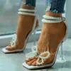 2021 Sommar Kvinnor Casual Shoes Fashion Beach Wear White Sandals Beaded Bowknot Decor Square Toe Pyramid Party High Heels Y0714