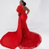 Une élégante 2022 paillettes d'épaule rouge Robes de bal Courte-ceinture en cristal avec une robe de célébrité de train détachable