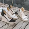 Straw Platform Sandals المنسوجة الإبزيم إسفين كعب النساء الصيف الصيفي ألوان ألوان ألوان من منصة مقاومة للماء. 55451. 61010 48487